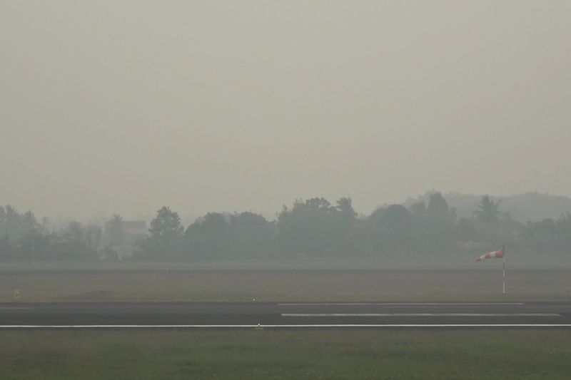 Kabut asap karhutla ganggu enam penerbangan di Palembang