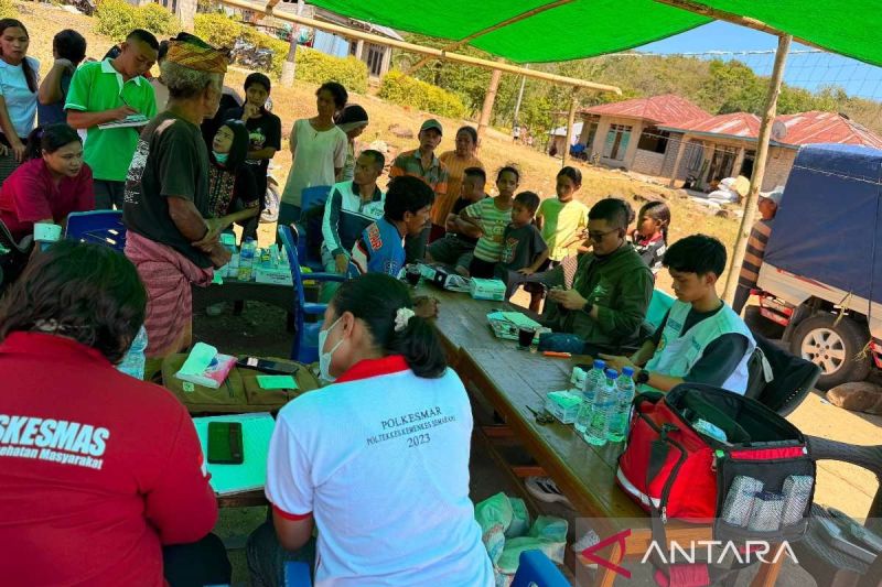 Relawan medis UMI menembus pegunungan Manggarai bawa bantuan